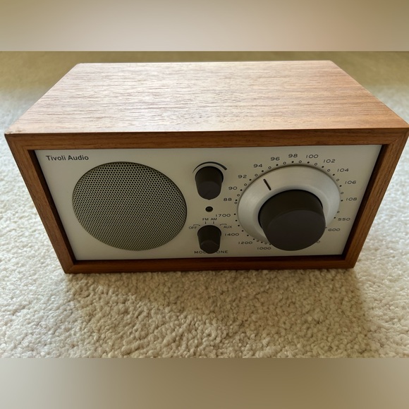 Tivoli Audio Model One AM / FM Table Radio, Classic / Walnut, 2.4 Lb - Picture 3 of 12